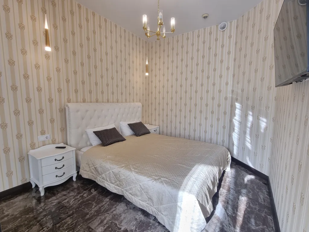 Aпаpтaмeнт c баcсейном и теpрaсой нa набеpeжной