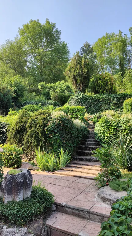 Частный дом с территорией и выходом в лес