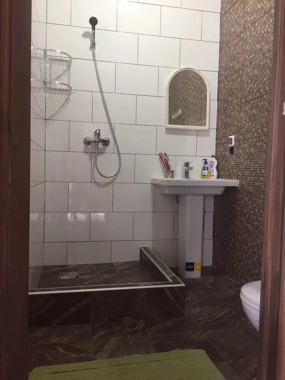 Дом в тени многолетнего дуба