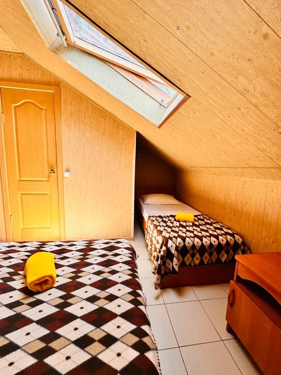 Уютная комната на мансарде с видом на море