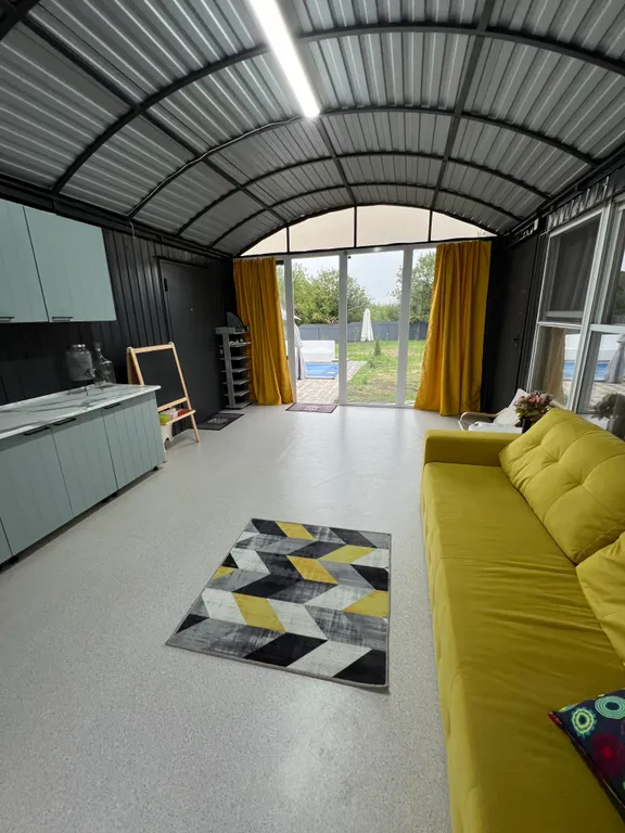 Дачный домик с большой террасой и бассейном