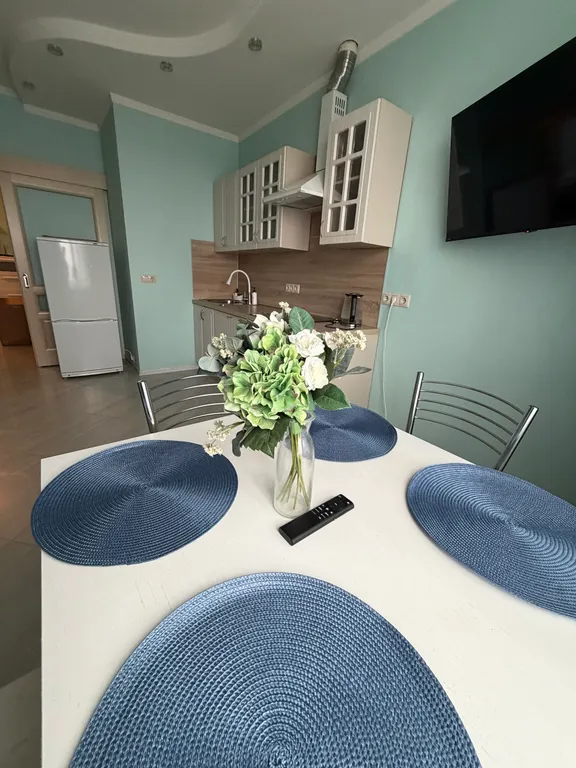 Шикарная двухкомнатная квартира с кузней- гостиной с видом на лес