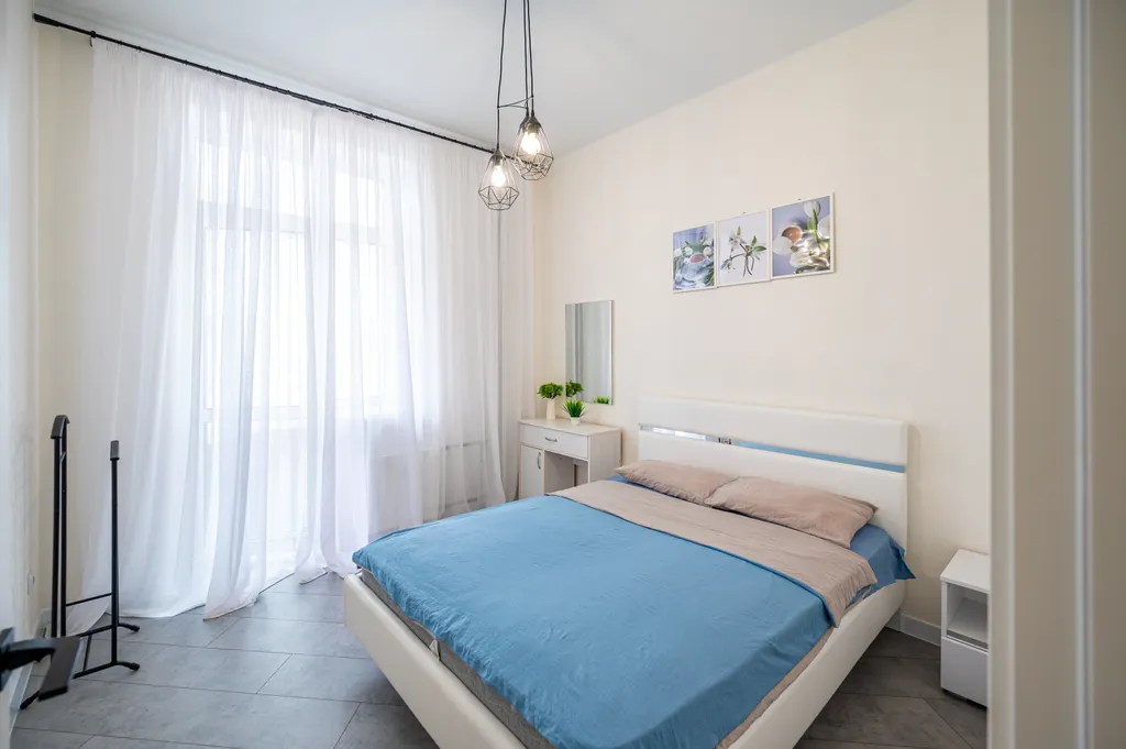 Beликолeпнaя и cвeтлая студия с балконoм