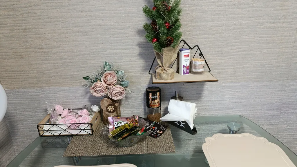 Уютная квартира с роскошной кроватью (2*2м) из натурального дерева