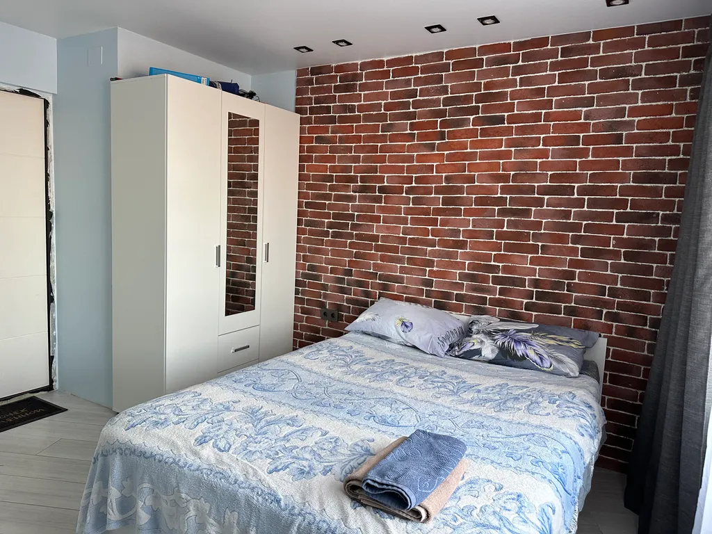 Уютная приятная комната с видом на город