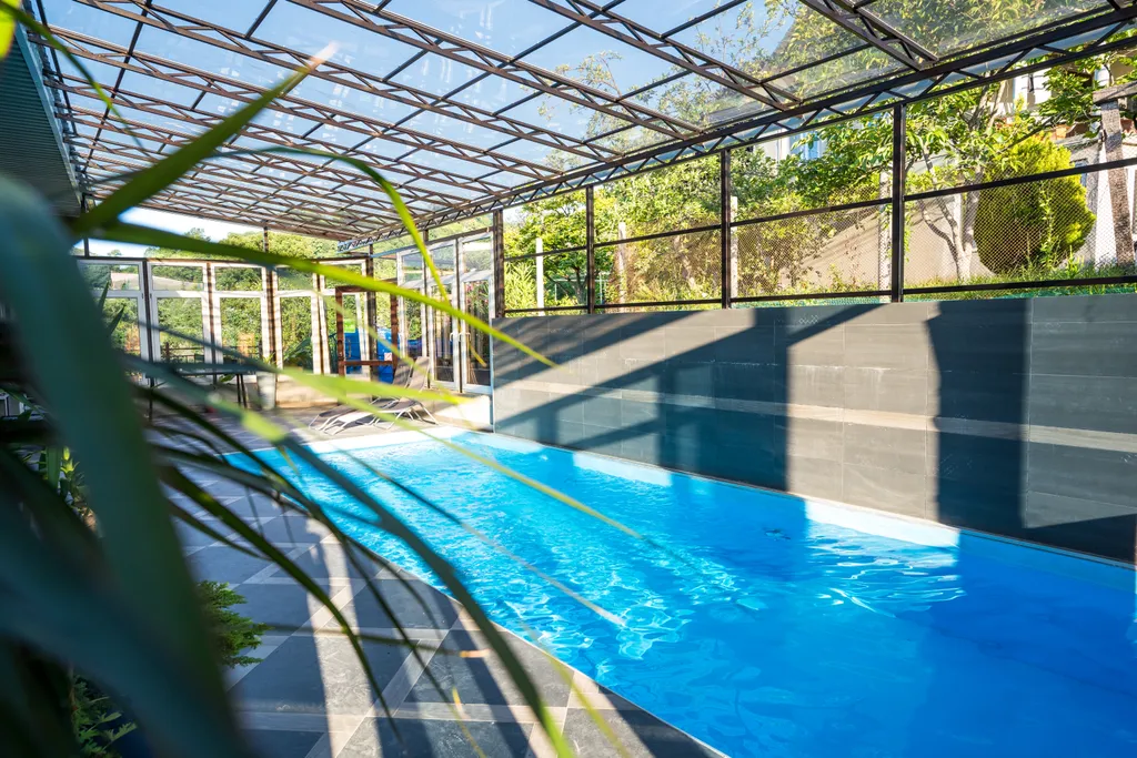 Номер делюкс с видом на бассейн, горы и аэропорт