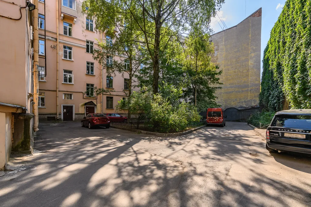 Роскошная квартира с балконом и парковкой рядом с Петропавловкой