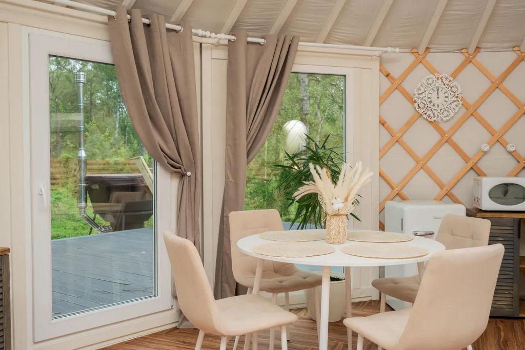 Глэмпинг с большой террасой в лесу