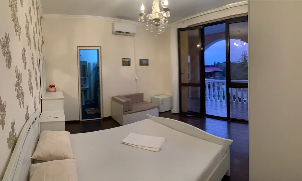 Трехместный уютный номер с террасой.