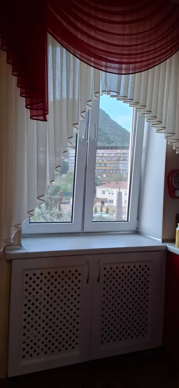 Уютная комната в квартире с видом на гору