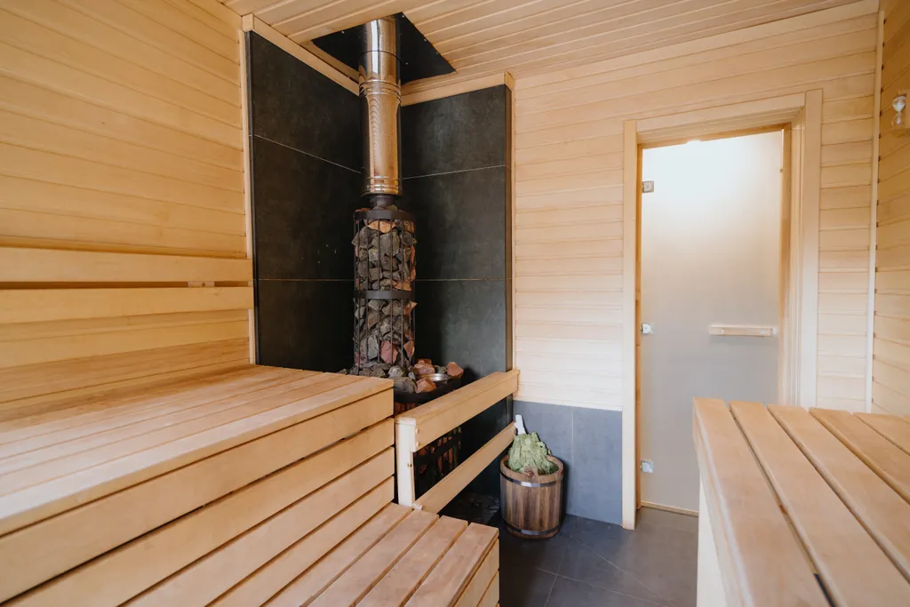 Большой дом в вековом лесу