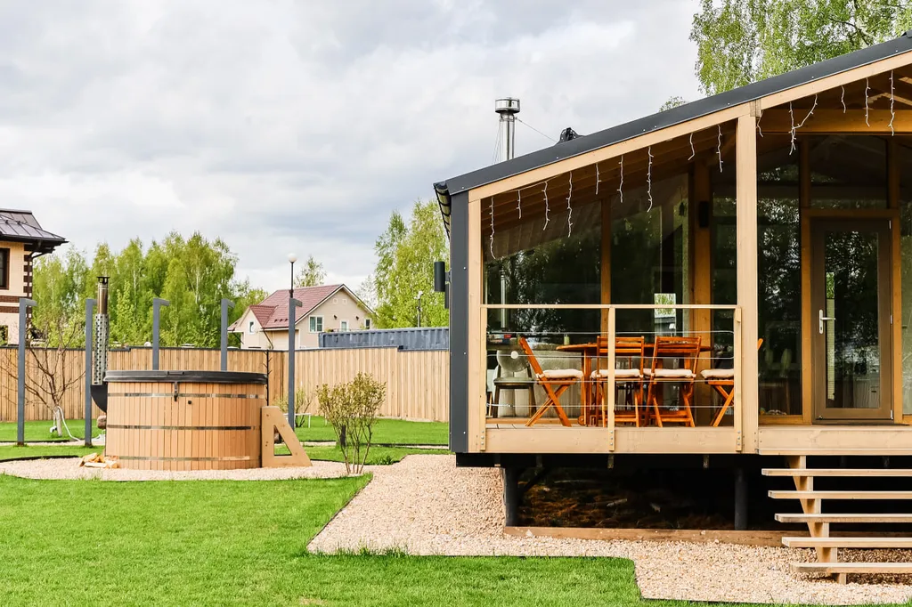 Белый дом на берегу водохранилища