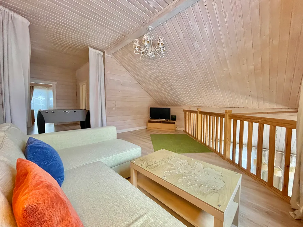 Коттедж Коттедж на берегу озера, с 5 спальнями, сауной  камином — Межозерное