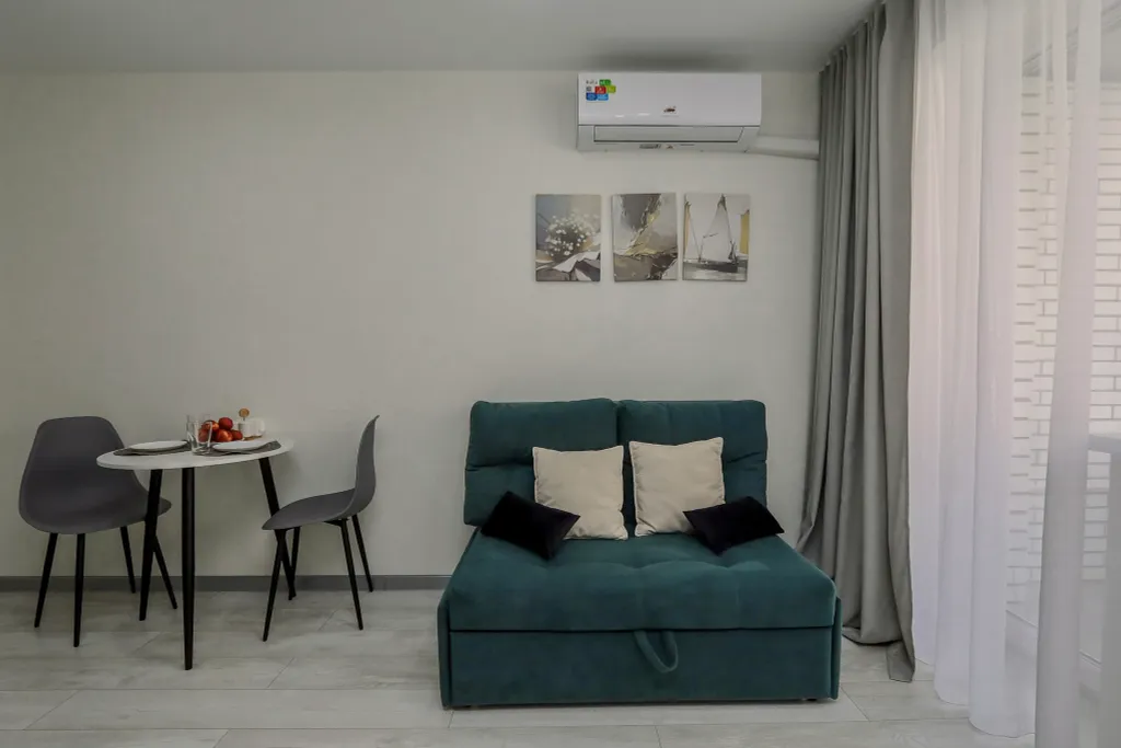 Очaровaтельнaя cтудия с уютными качелями на бaлконe