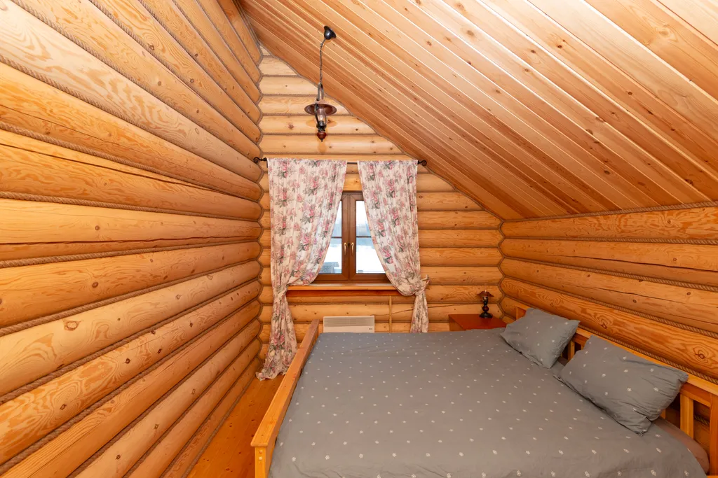 Большой деревянный коттедж рядом с озером и лесом