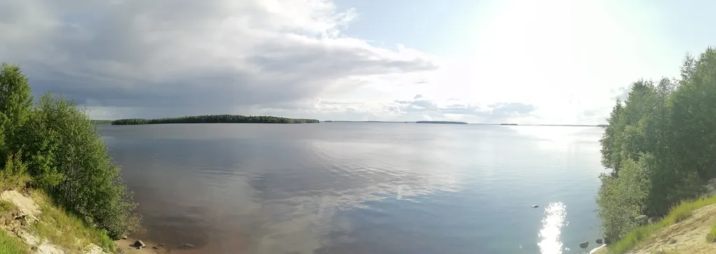 Дом рядом с озером