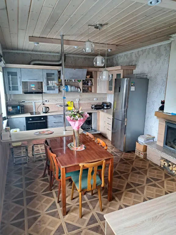 Уютный домик на берегу реки Кола