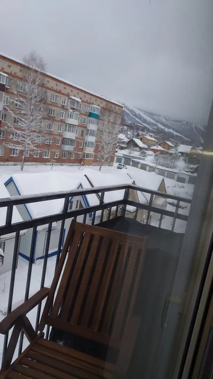 Студия 2 комнаты. 
5 спальных мест. В центре посёлка.