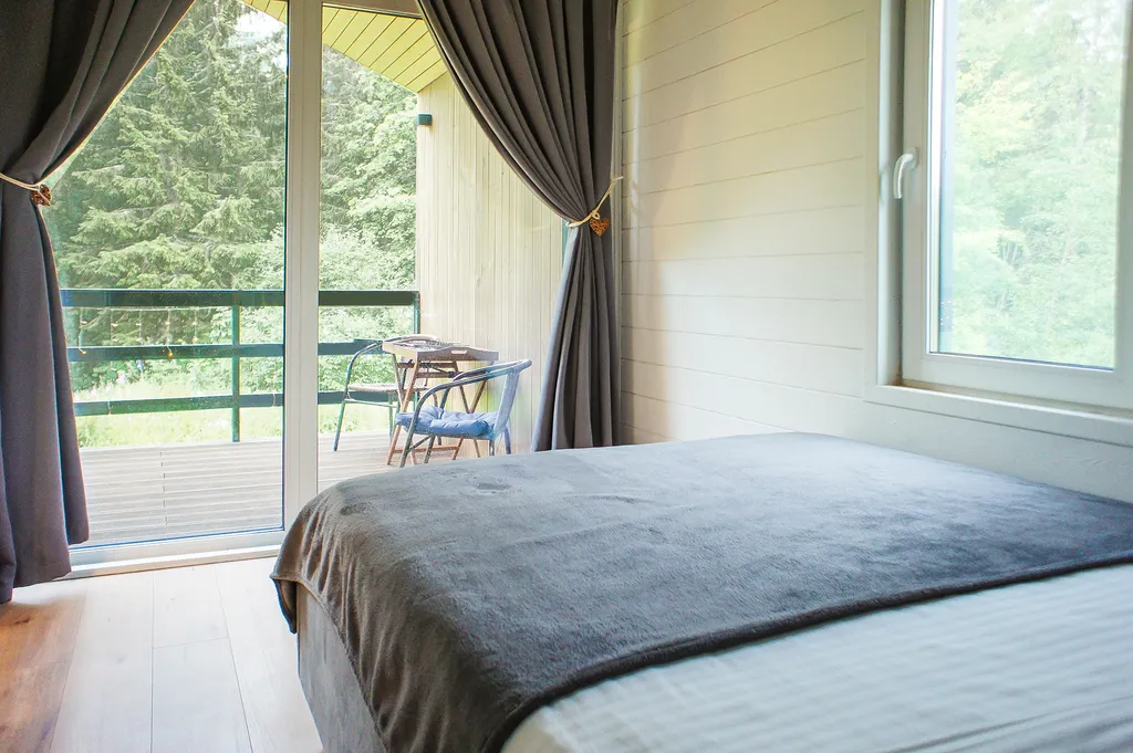 Барн с панорамными окнами с видом на дикий лес