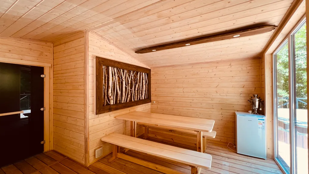 Афрейм с видом на лес рядом с горной рекой