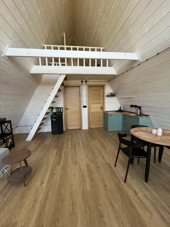 А-фрейм на берегу реки Нерль с банным чаном