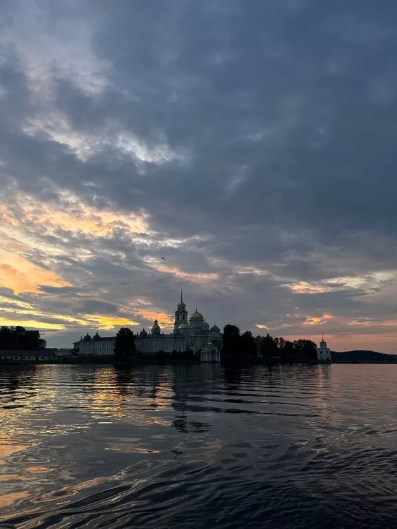 Глемпинго плот на Селигере у монастыря