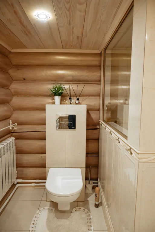 Уютный дом на берегу реки