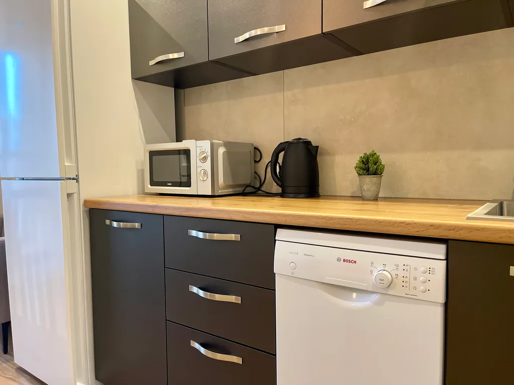 Новая квартира с кроватью возле панорамного окна, высокий этаж