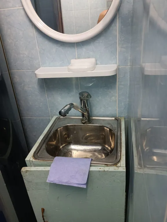 Двухкомнатный номер с балконом и видом на море в 20 метрах от него