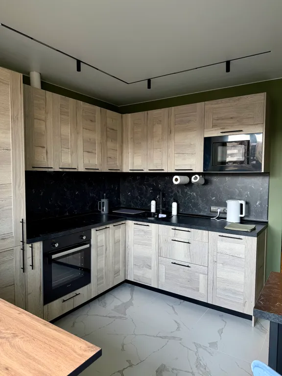 Розовая лошадка у себя дома