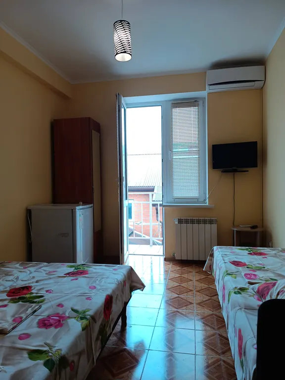 Квартира Квартира 3-местный номер с балконом и личным санузлом рядом с номером — Лазаревское