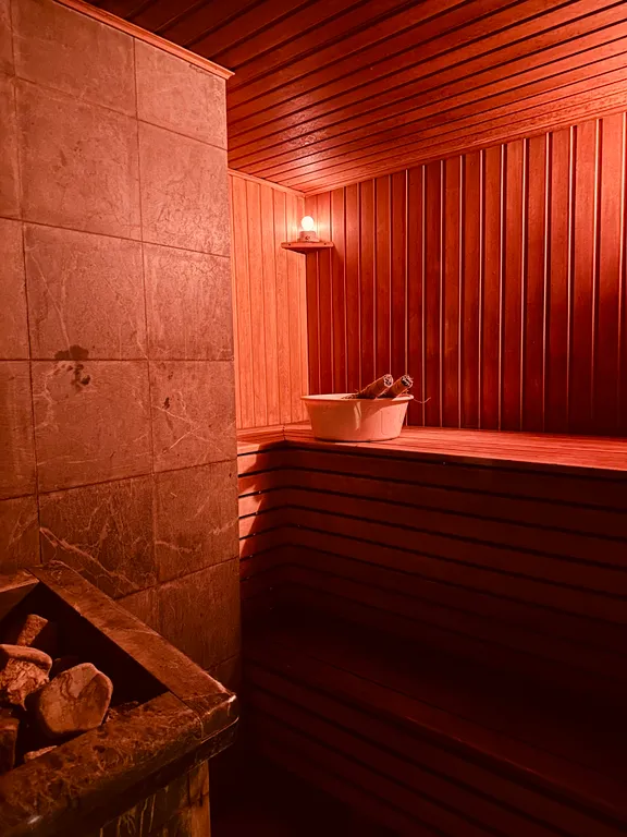 Дом с бассейном у леса