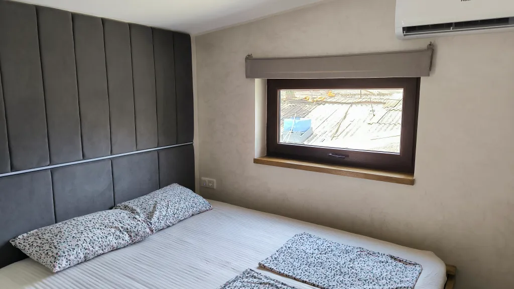 Домик в уютном дворе у моря