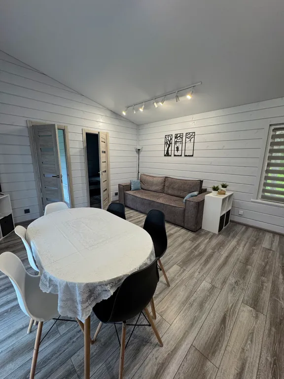 Просторный дом на берегу реки