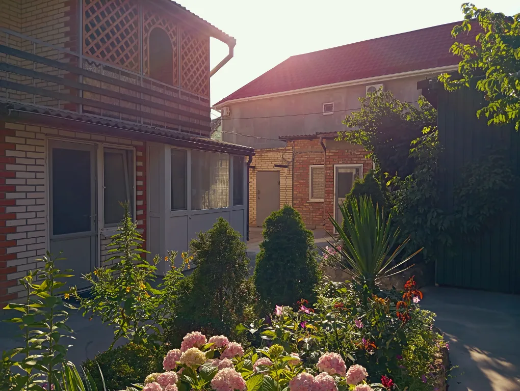 Квартира Двухкомнатный номер на 1 этаже с верандой — аренда посуточно в Орджоникидзе