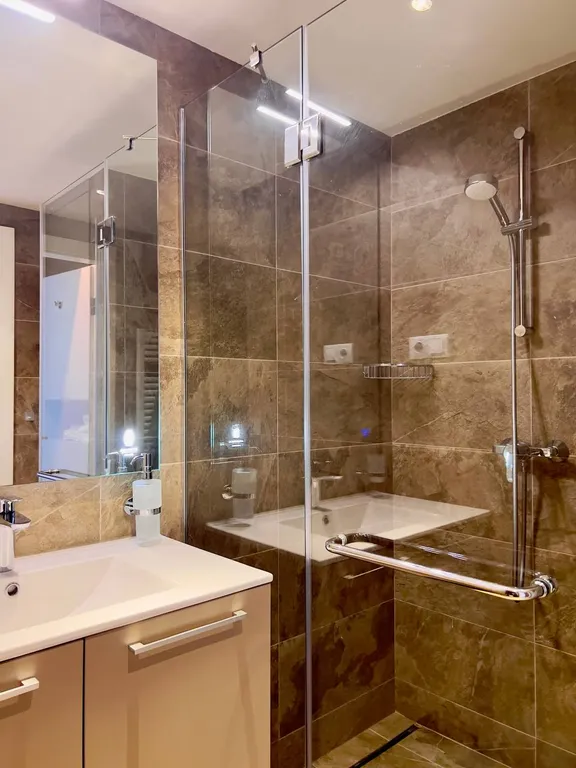 Alliance Palace, вид на старый город, море и горы