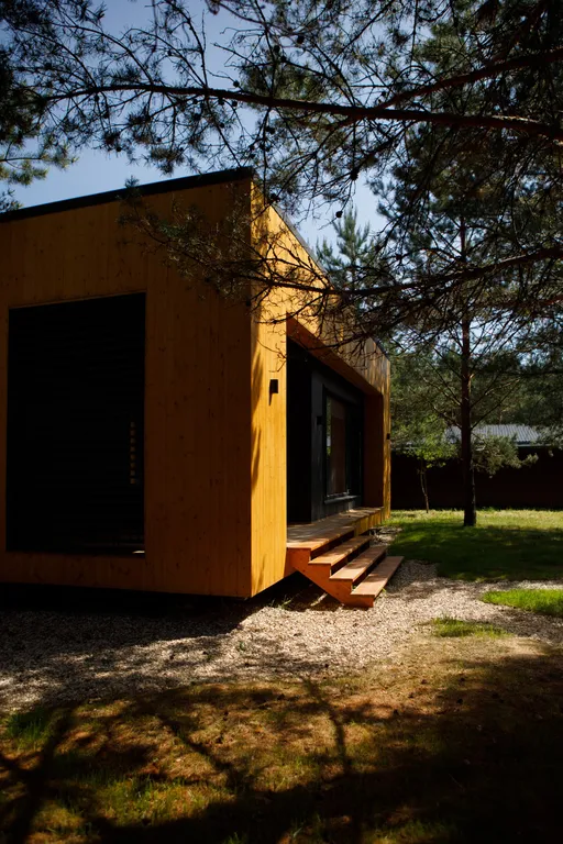 Дом с сауной и горячим чаном на участке с соснами