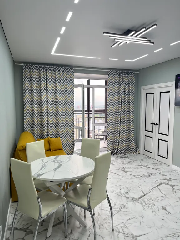 У ресторана! 14-й этаж и с видом на город.