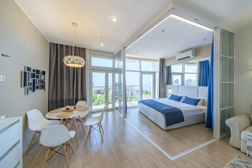 Стильная студия с видом на море