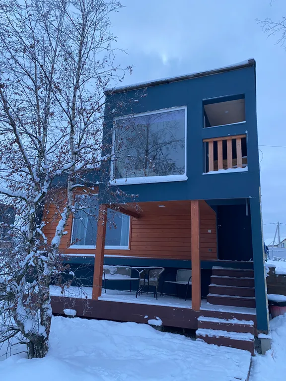 Уютный коттедж с панорамными окнами на берегу озера