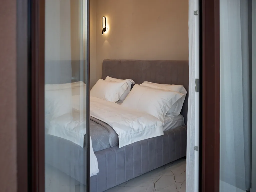 Современная, новая квартира с видом на горы