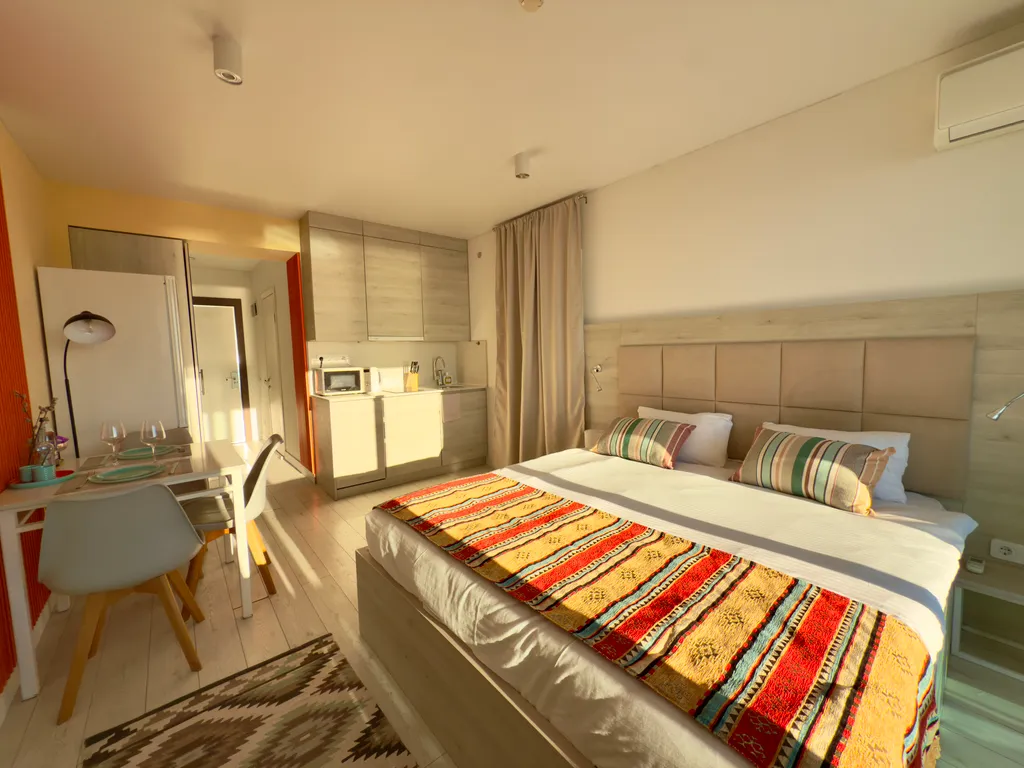 Студия с видом на море и горы