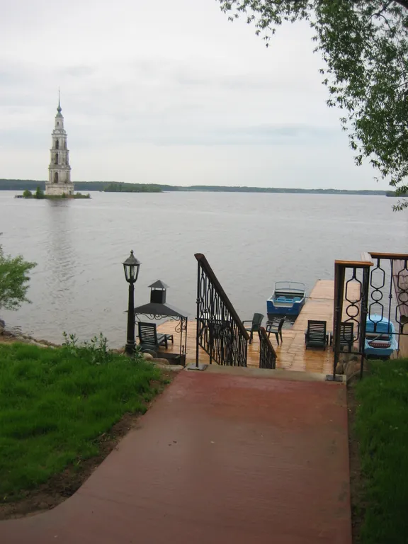 Дом на берегу волги, с видом на затопленную колокольню