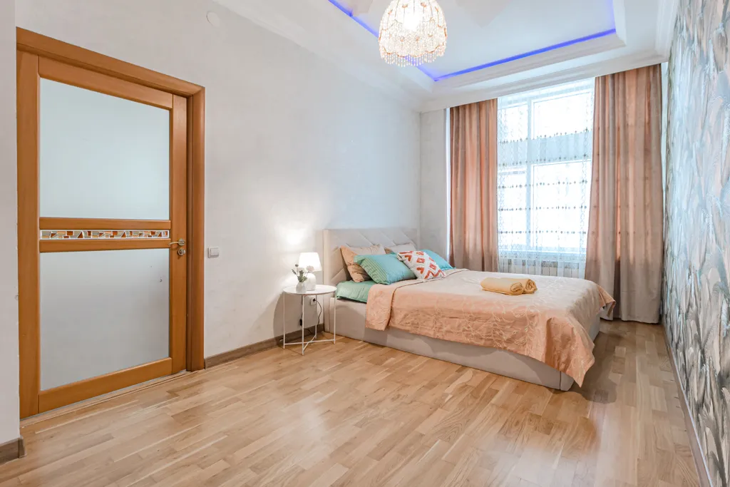 Рядом с Байтереком в золотом квадрате