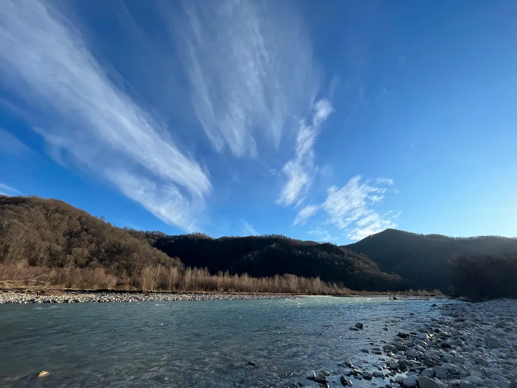 Дом в горах с видом на реку