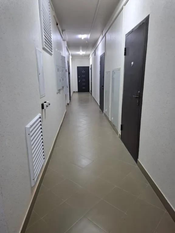 Студия возле аллеи с проигрывателем пластинок