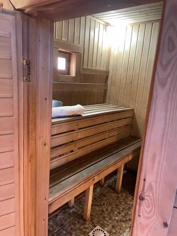 Уютный, деревянный дом с баней в окружении соснового леса