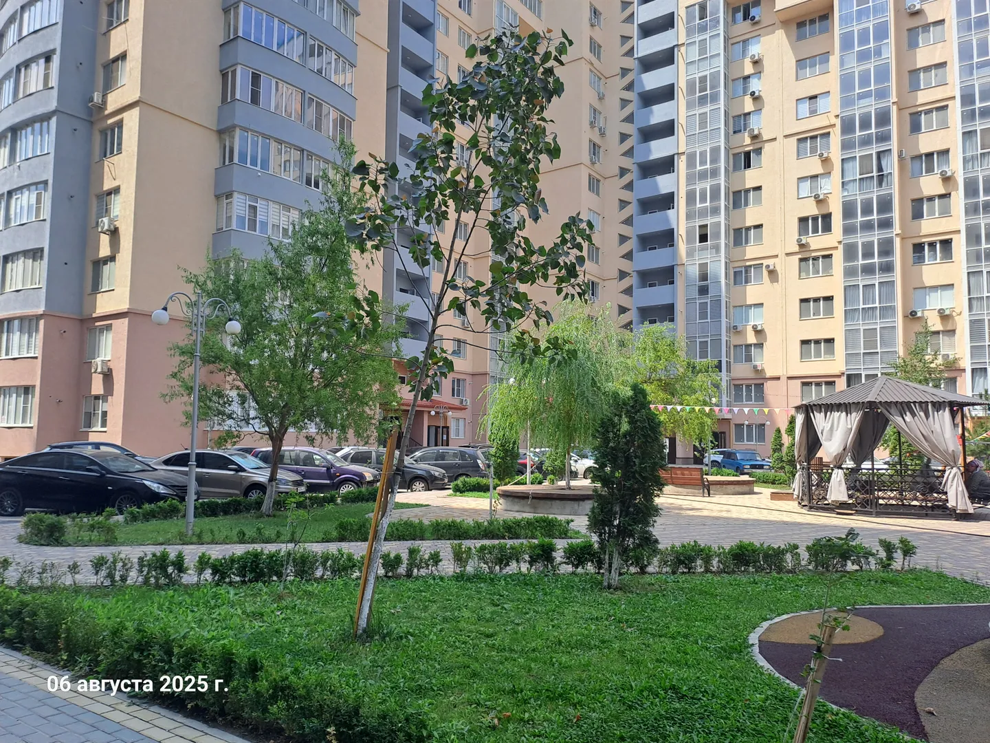 Озеленение во дворе, парковочные места.
