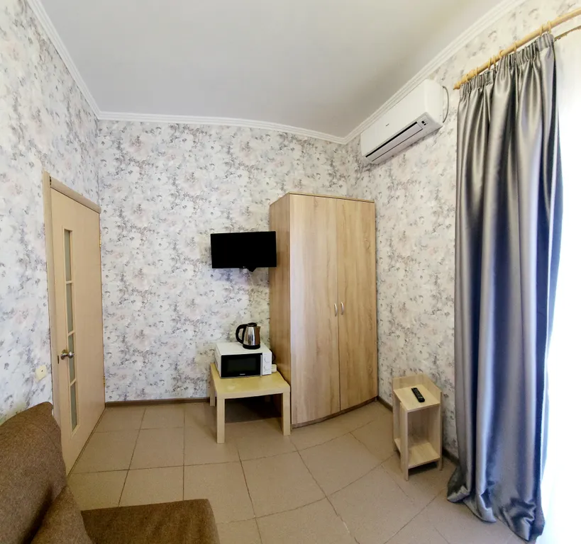 Семейный двухкомнатный номер с изолированными комнатами и с балконом