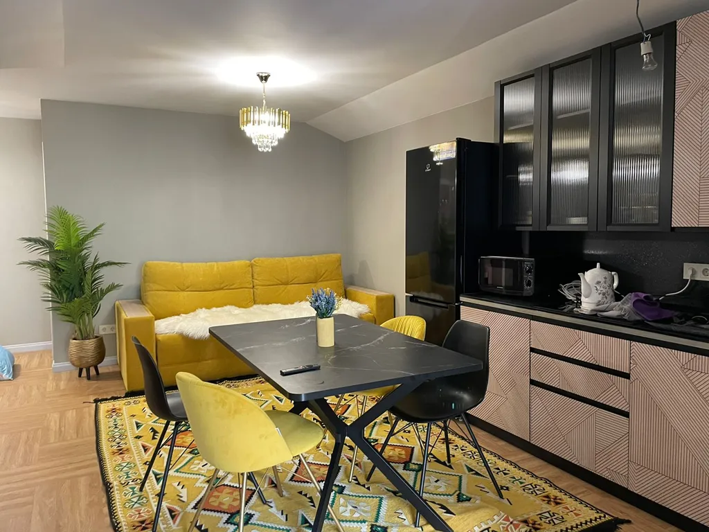 Отдельный этаж, со своим отдельным входом с улицы